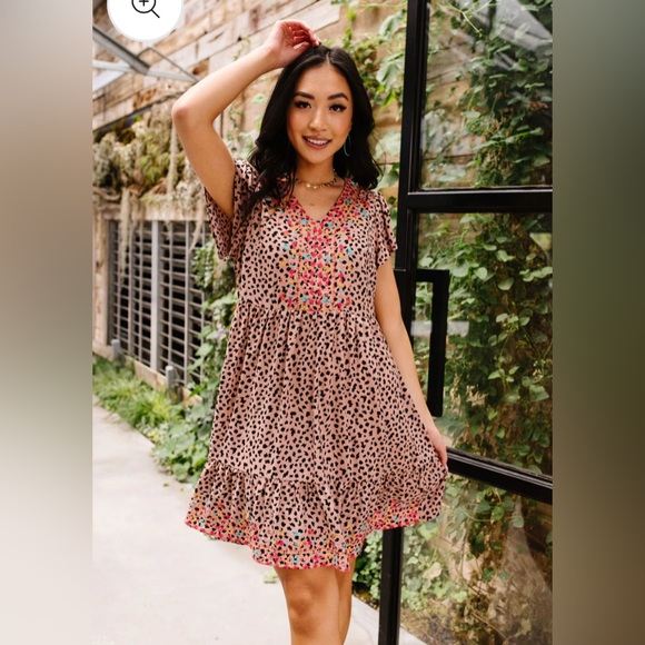 Savanna Jane Dresses & Skirts - EUC Savanna Jane Animal Print Dress in Pink & Black Colorful Embroidery Medium